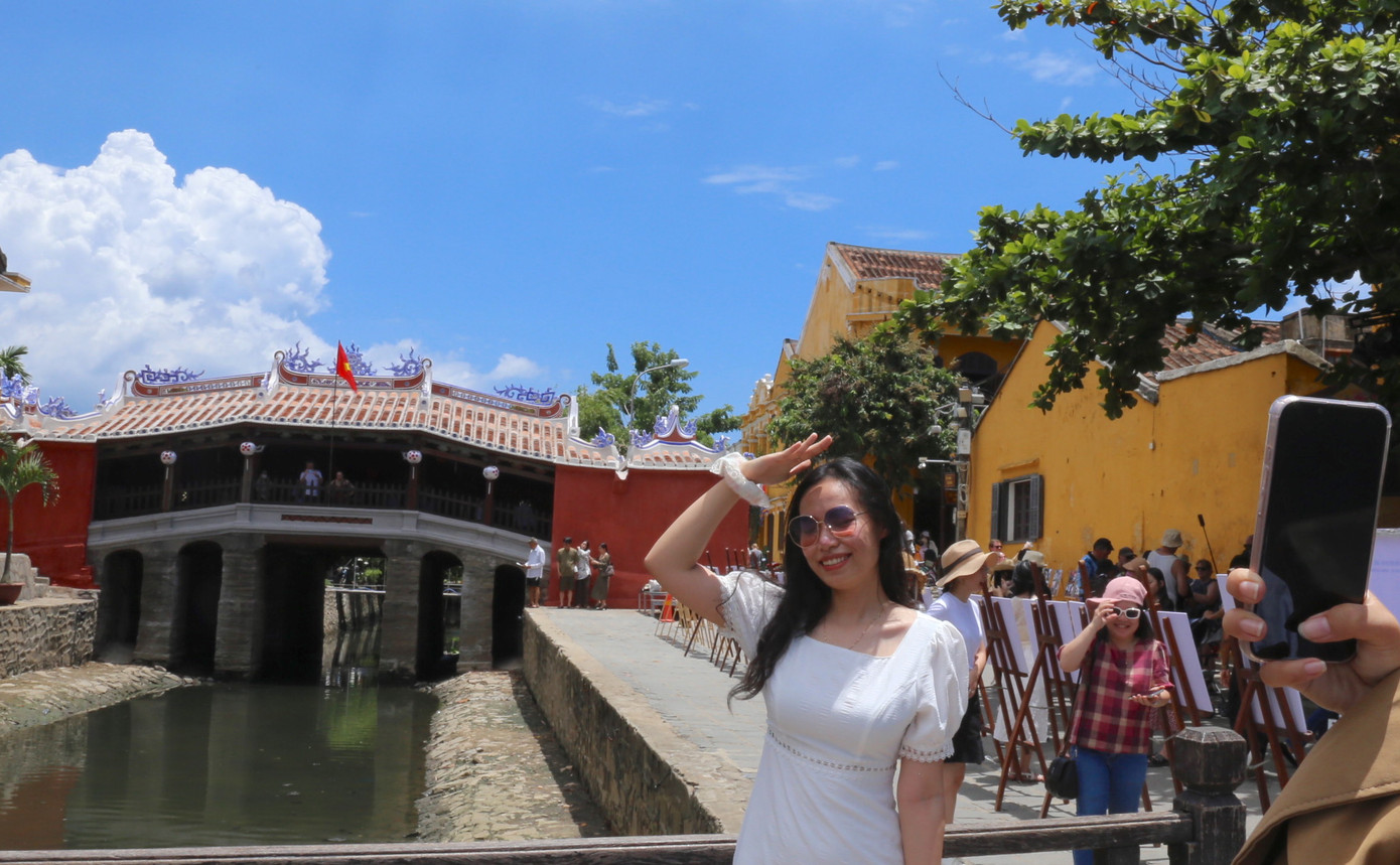 Ghi nhận của PV Tiền phong sáng 2/8, rất đông du khách và người dân sáng nay đã có mặt tại di tích Chùa Cầu. Nhiều du khách tỏ ra thích thú, tham quan và chụp ảnh cùng di tích.