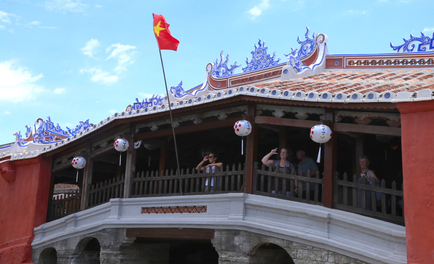 Ghi nhận của PV Tiền phong sáng 2/8, rất đông du khách và người dân sáng nay đã có mặt tại di tích Chùa Cầu. Nhiều du khách tỏ ra thích thú, tham quan và chụp ảnh cùng di tích.