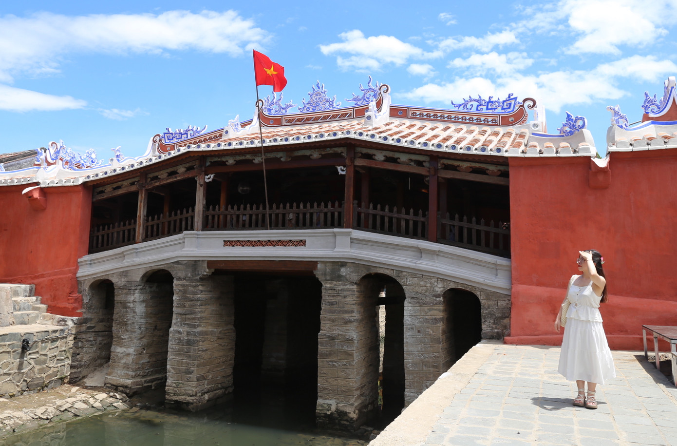 Hình ảnh lá cờ Tổ quốc tung bay trên mái của di tích Chùa Cầu khiến nhiều du khách hào hứng, chụp hình lưu niệm. Ảnh: Hoài Văn.