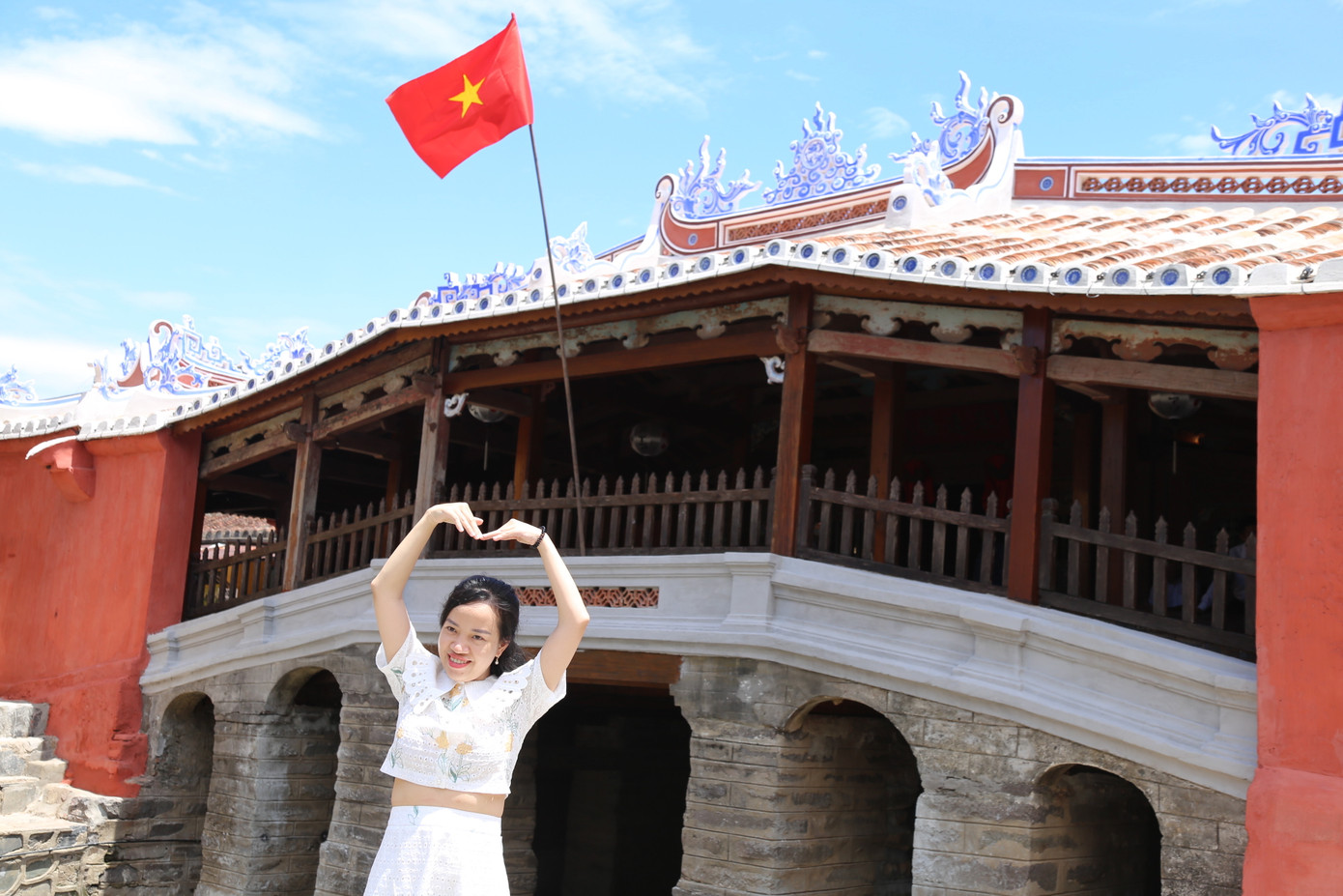Hình ảnh lá cờ Tổ quốc tung bay trên mái của di tích Chùa Cầu khiến nhiều du khách hào hứng, chụp hình lưu niệm. Ảnh: Hoài Văn.