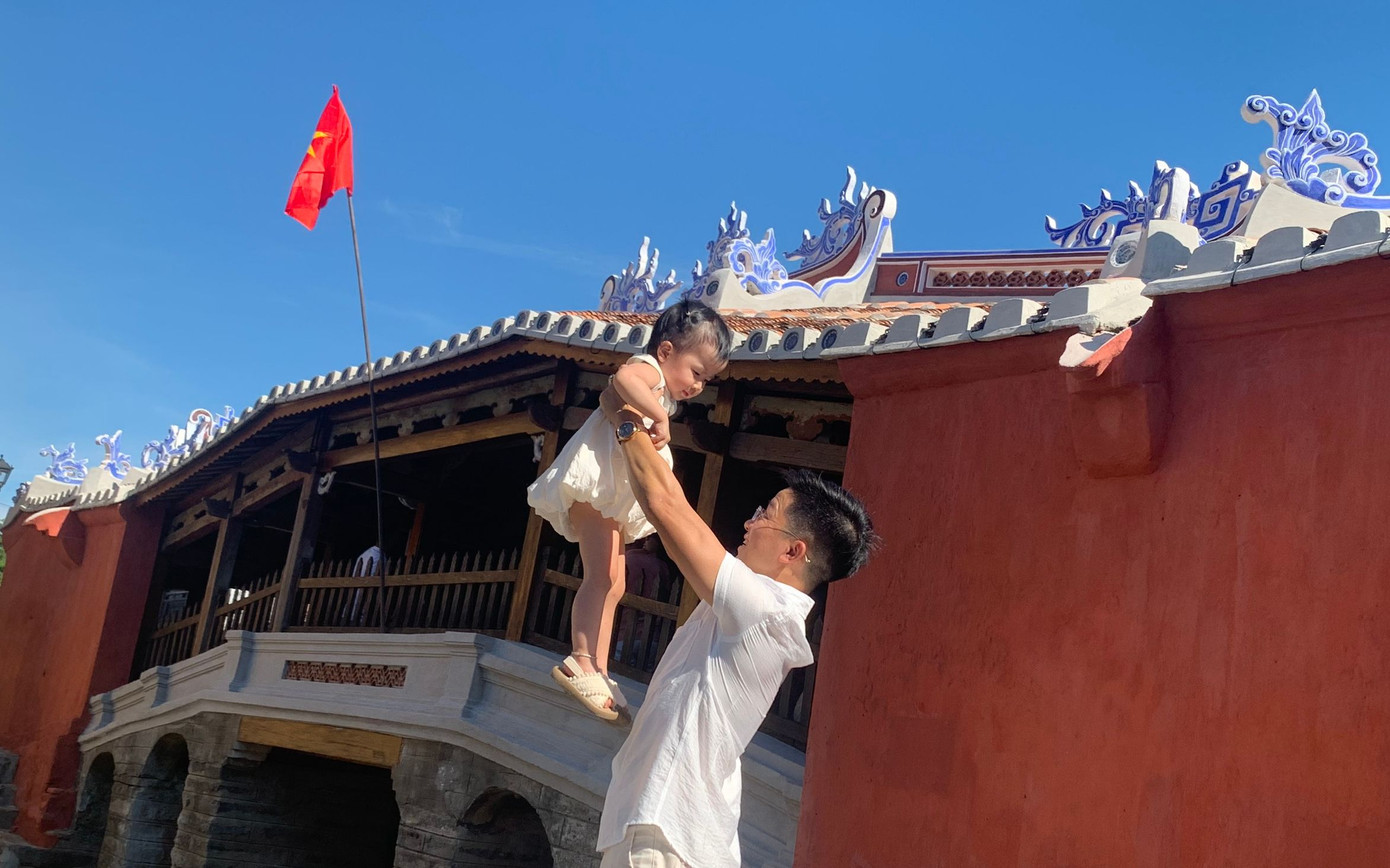 Ghi nhận của PV Tiền phong sáng 2/8, rất đông du khách và người dân sáng nay đã có mặt tại di tích Chùa Cầu. Nhiều du khách tỏ ra thích thú, tham quan và chụp ảnh cùng di tích.