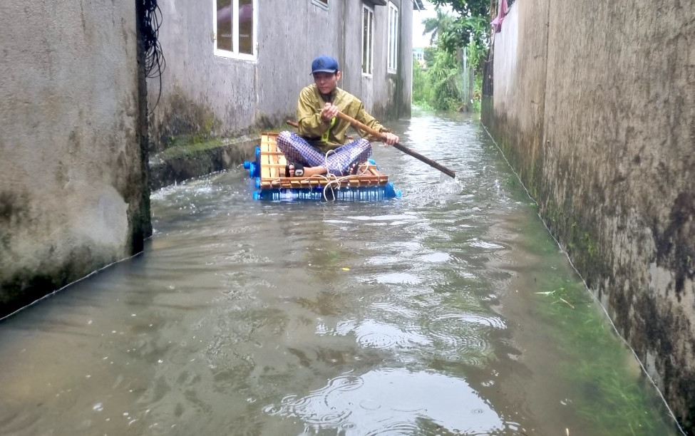Anh Nguyên tự chế chiếc ghe để chở người già, trẻ nhỏ.