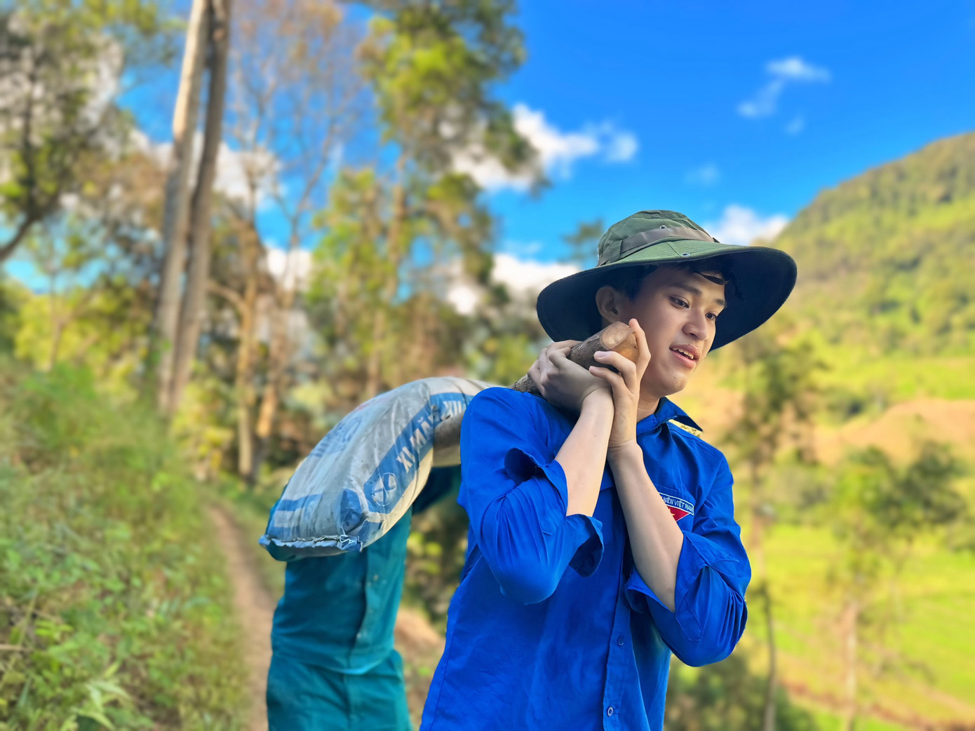 ĐVTN cõng vật liệu đến điểm xây cầu dân sinh.