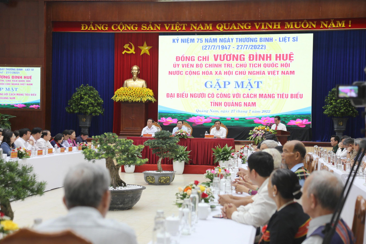 Chủ tịch Quốc hội Vương Đình Huệ gặp mặt đại biểu người có công cách mạng tiêu biểu tỉnh Quảng Nam.