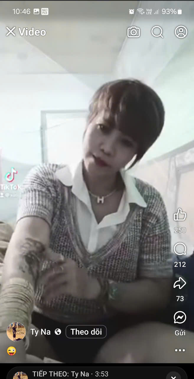 Hình xăm về gia đình trên tài khoản facebook Ty Na khiến cộng đồng mạng rùng mình. Ảnh chụp màn hình Hình xăm về gia đình trên tài khoản facebook Ty Na khiến cộng đồng mạng rùng mình. Ảnh chụp màn hình