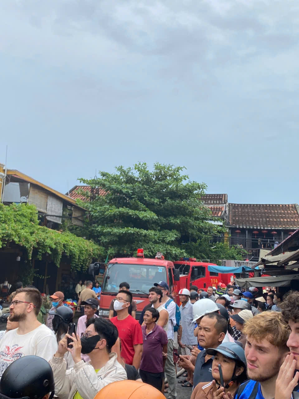 Rất đông người dân và du khách theo dõi sự việc.