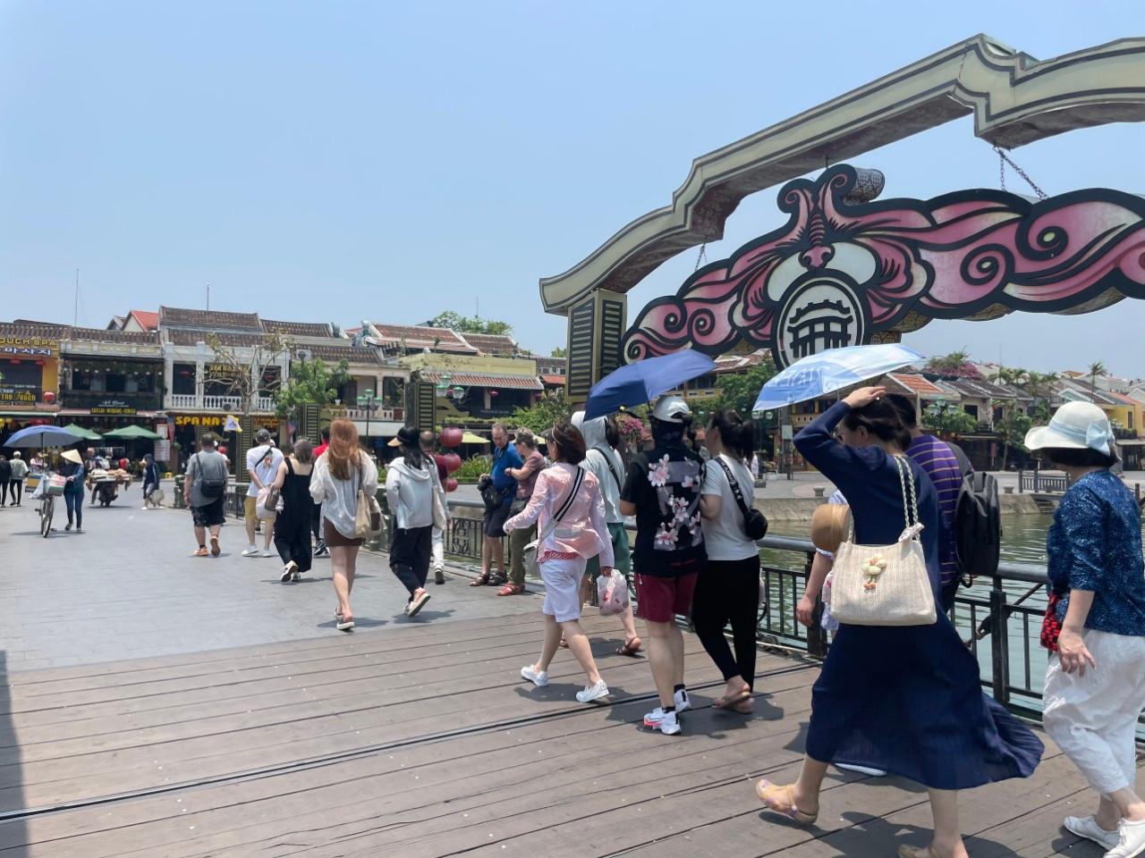 Đoàn tham quan tại phố cổ Hội An.