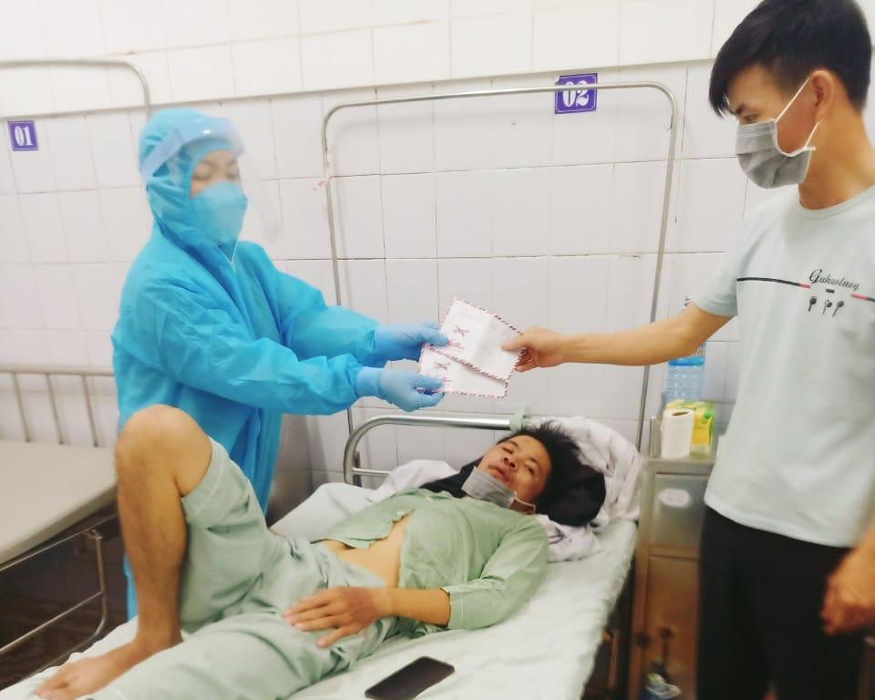 Người dân địa phương góp tiền ủng hộ hai người đàn ông gặp nạn trên đường về quê.