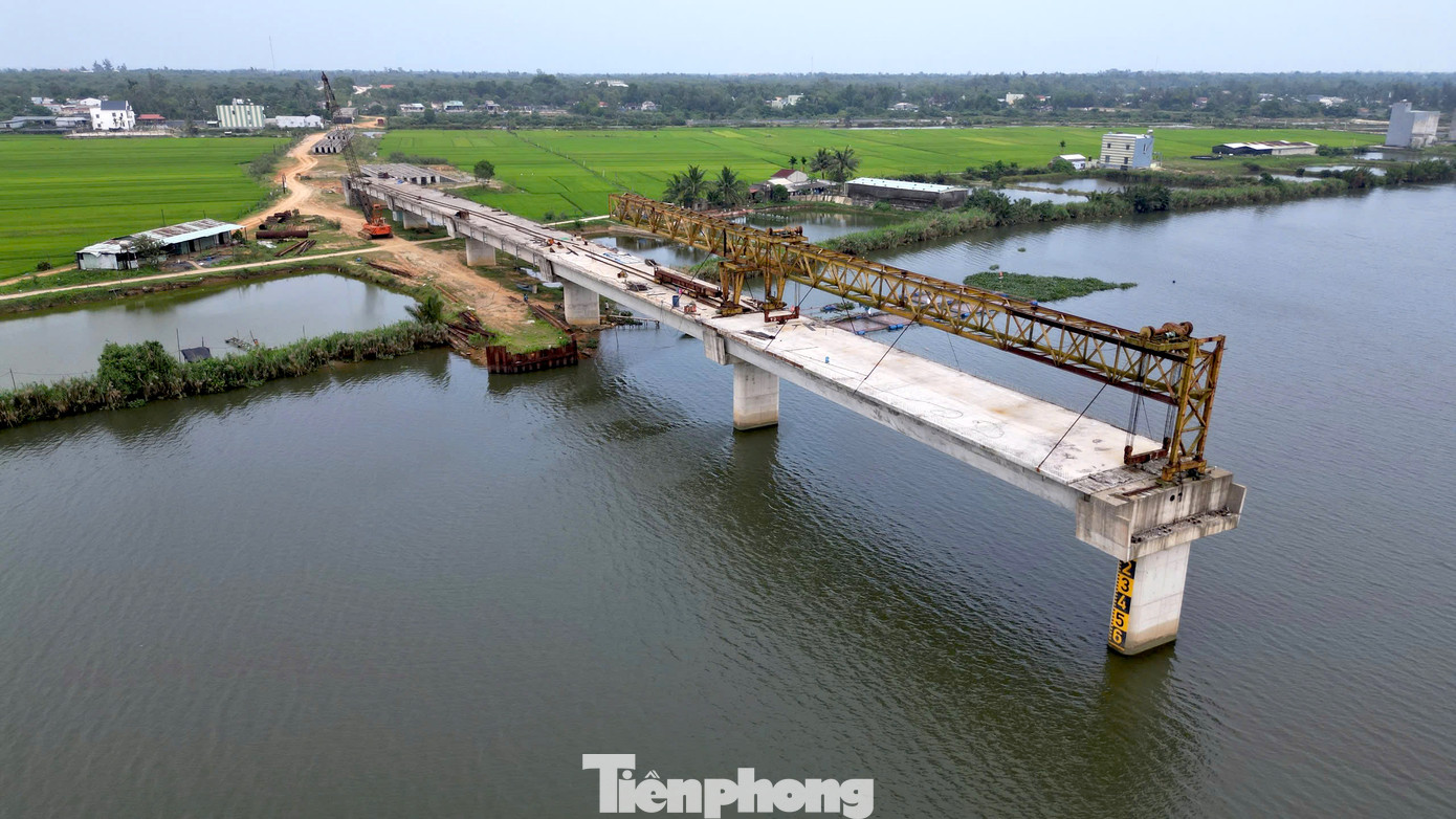 Dự án cầu Tam Tiến và đường dẫn 220 tỷ đồng nối 2 xã Tam Tiến và Tam Xuân 1 (huyện Núi Thành, tỉnh Quảng Nam) thi công hơn 4 năm đến nay vẫn dang dở, chơi vơi giữa sông. Ảnh: Hoài Văn