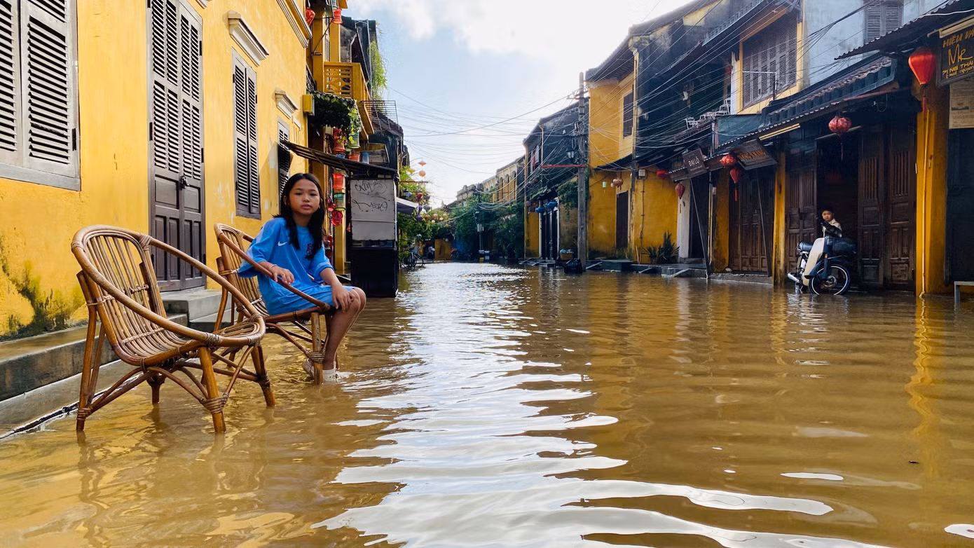 Một góc phố cổ Hội An ngày lũ.