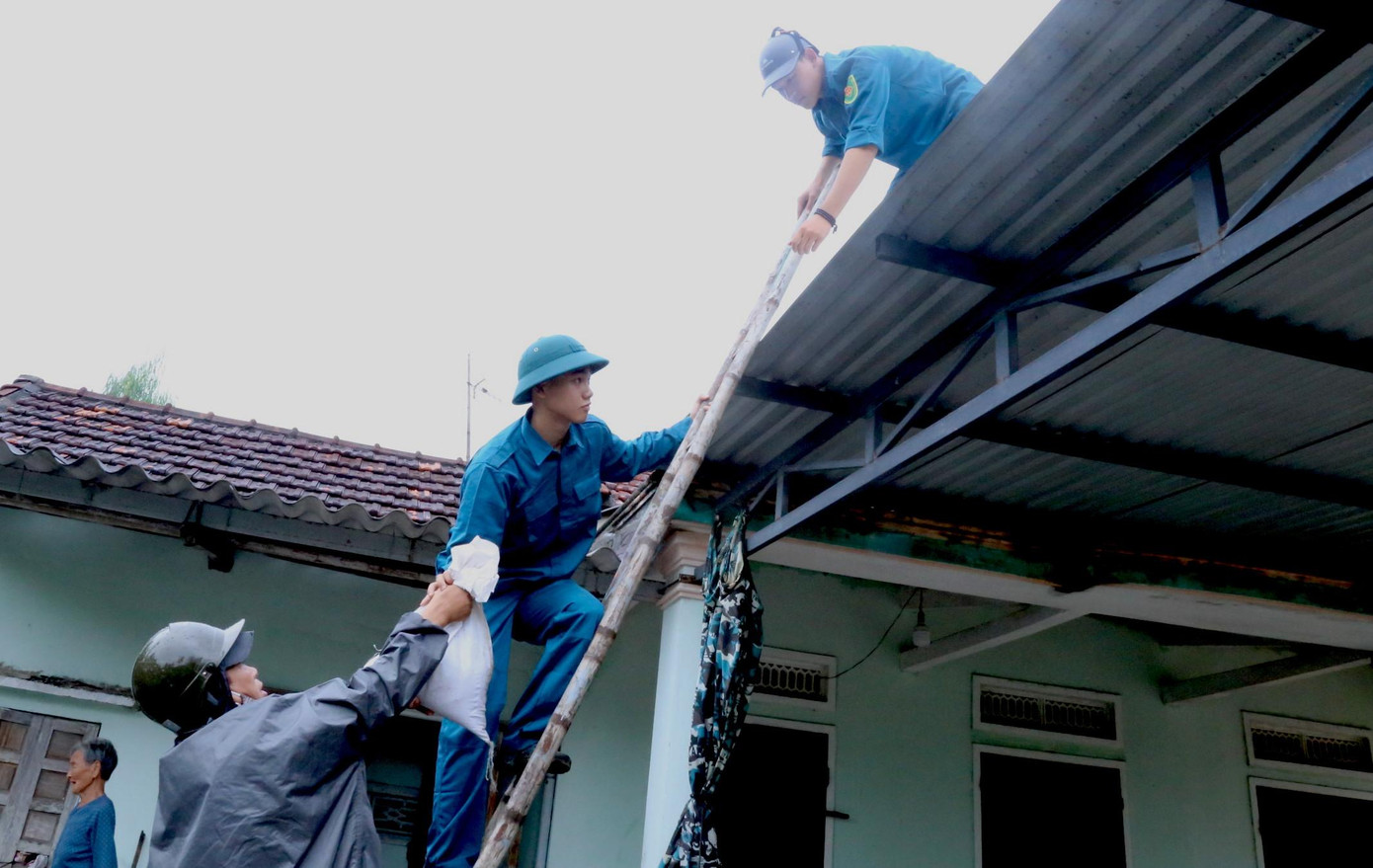 Quảng Nam: Bộ đội, dân quân giúp dân chằng chống nhà cửa, di dời trước khi bão Noru đổ bộ ảnh 1