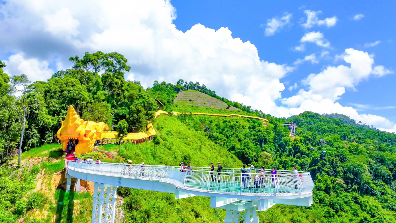 Hành lang có mái che hình rồng dài nhất Việt Nam tại Khu du lịch sinh thái Cổng trời Đông Giang. Hành lang có mái che hình rồng dài nhất Việt Nam tại Khu du lịch sinh thái Cổng trời Đông Giang.