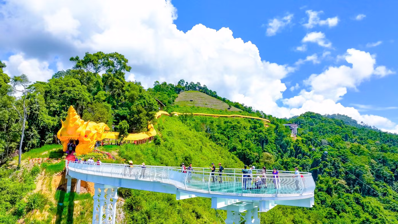 Hành lang có mái che hình rồng dài nhất Việt Nam tại Khu du lịch sinh thái Cổng trời Đông Giang. Hành lang có mái che hình rồng dài nhất Việt Nam tại Khu du lịch sinh thái Cổng trời Đông Giang.