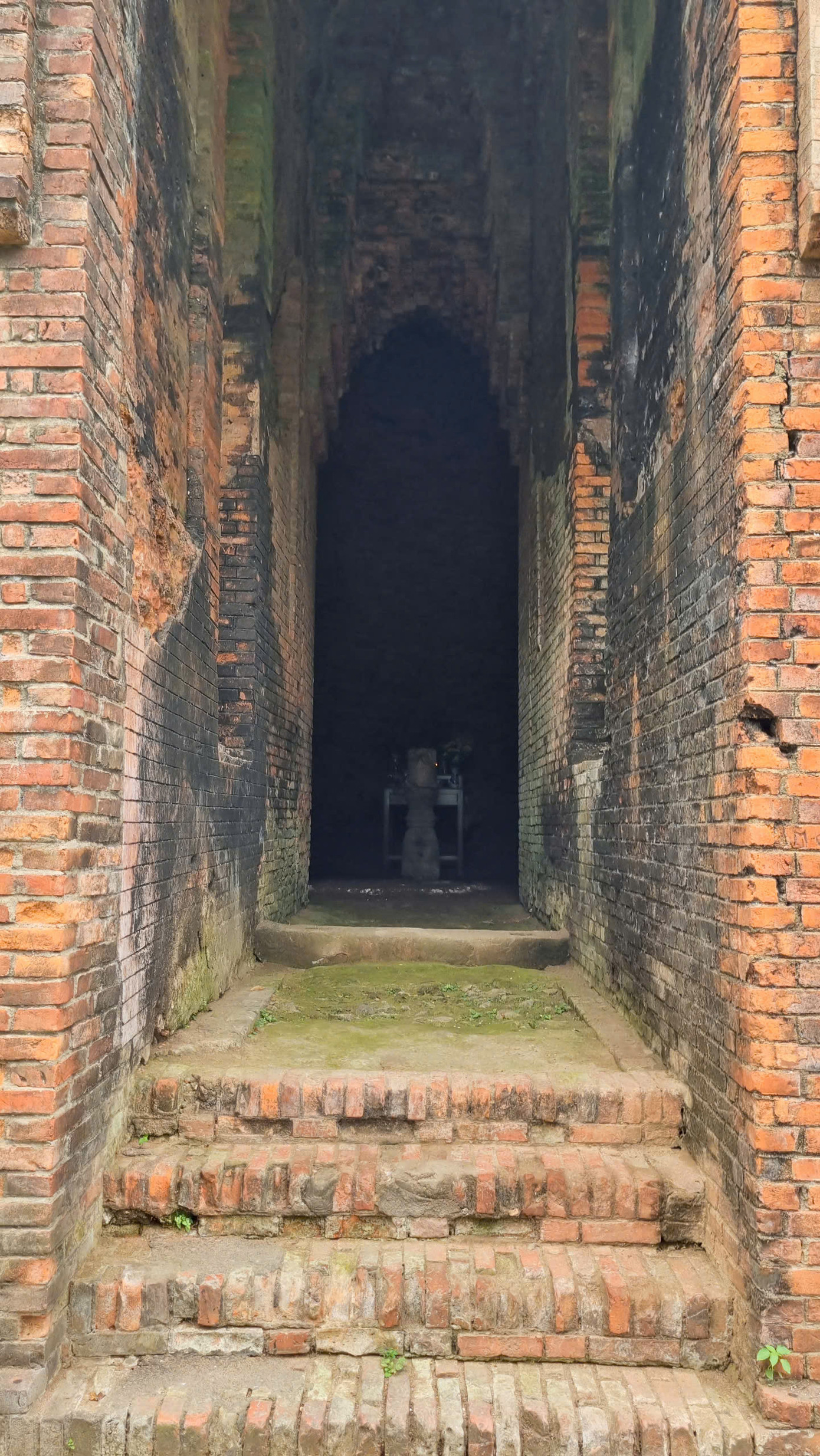 Tháp được xây dựng vào khoảng thế kỷ XI, được xem là tác phẩm điêu khắc bằng gạch lớn nhất của nền văn hóa Chăm pa. Tháp có kiến trúc độc đáo mang hình một linga thẳng đứng. Họa tiết trên tháp được khắc họa khá đơn giản, không cầu kỳ như những ngôi tháp khác.