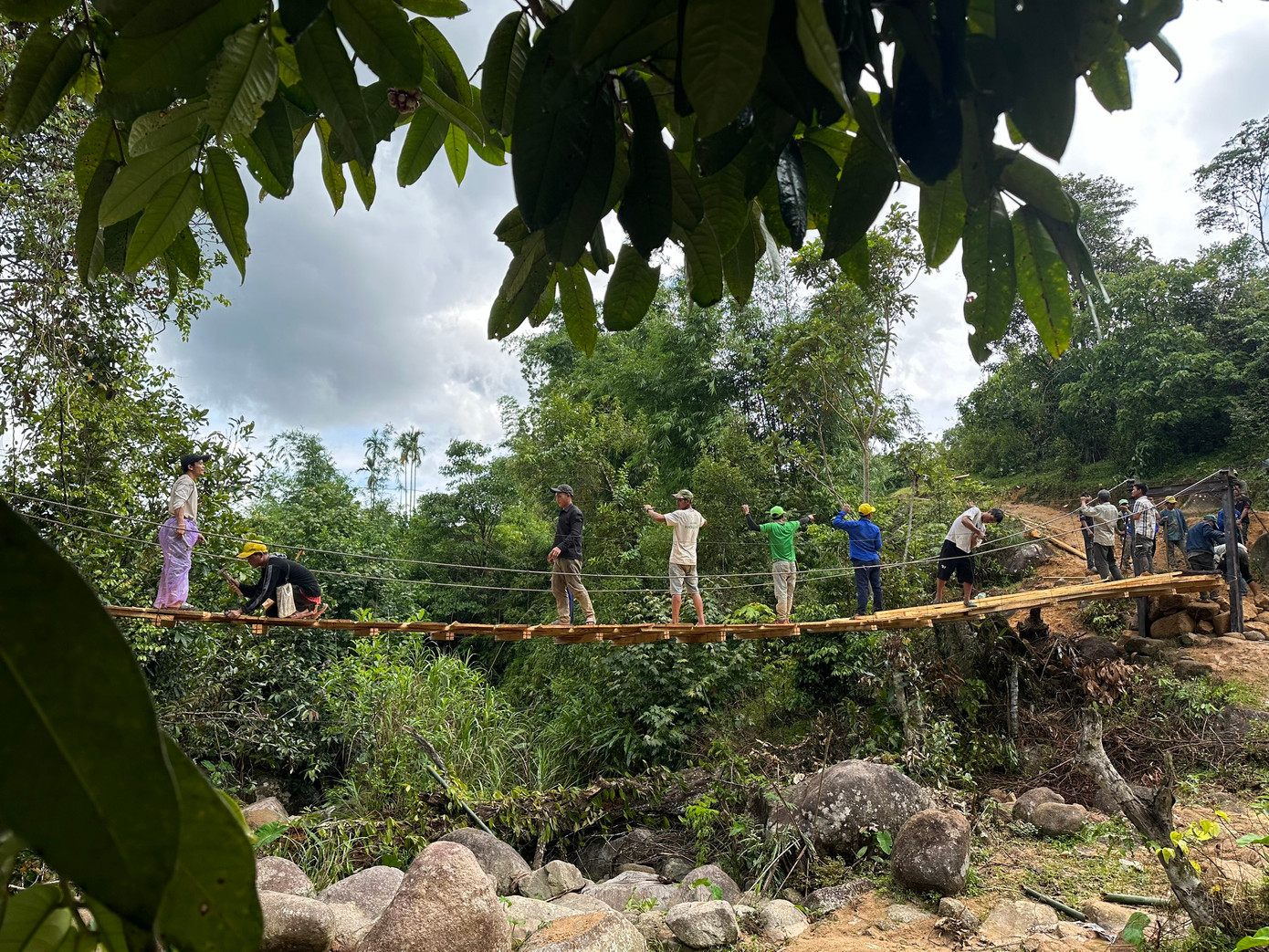 Anh Đoàn Thiện Ngọc Vũ – Bí thư Huyện Đoàn, Chủ tịch Hội LHTN huyện Thăng Bình cho biết, dự án thiện nguyện này rất thiết thực và ý nghĩa, hiện thực hóa ước mơ có một cây cầu của bà con vơi bớt khó khăn khi mùa mưa đến.