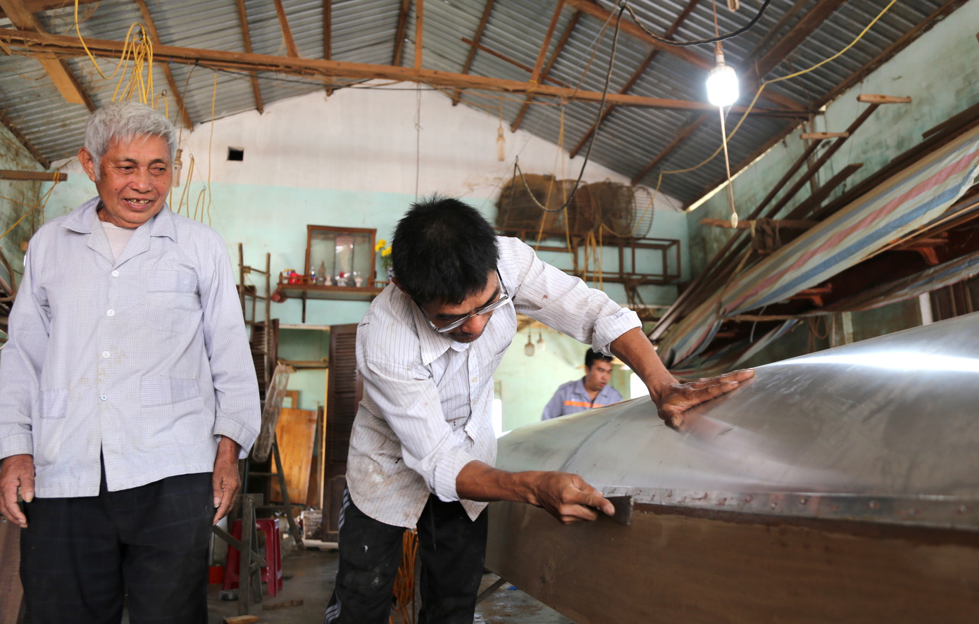 Ông Phạm Nhứt, chủ cơ sở cho hay, đóng ghe đua là nghề truyền thống nhiều đời của gia đình. Ông là đời thứ 4 và đến nay truyền nghề thành công cho 2 người con trai là Phạm Phú Phước và Phạm Viết Thư. Ông Phạm Nhứt, chủ cơ sở cho hay, đóng ghe đua là nghề truyền thống nhiều đời của gia đình. Ông là đời thứ 4 và đến nay truyền nghề thành công cho 2 người con trai là Phạm Phú Phước và Phạm Viết Thư.