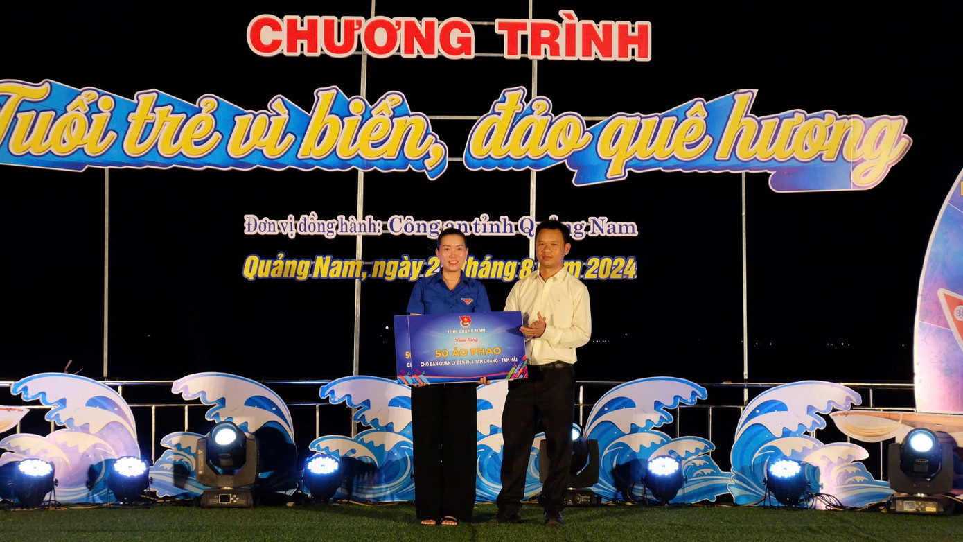 Chương trình Tuổi trẻ vì biển đảo quê hương trao tặng nhiều phần quà ý nghĩa cho người dân xã đảo. Chương trình Tuổi trẻ vì biển đảo quê hương trao tặng nhiều phần quà ý nghĩa cho người dân xã đảo.