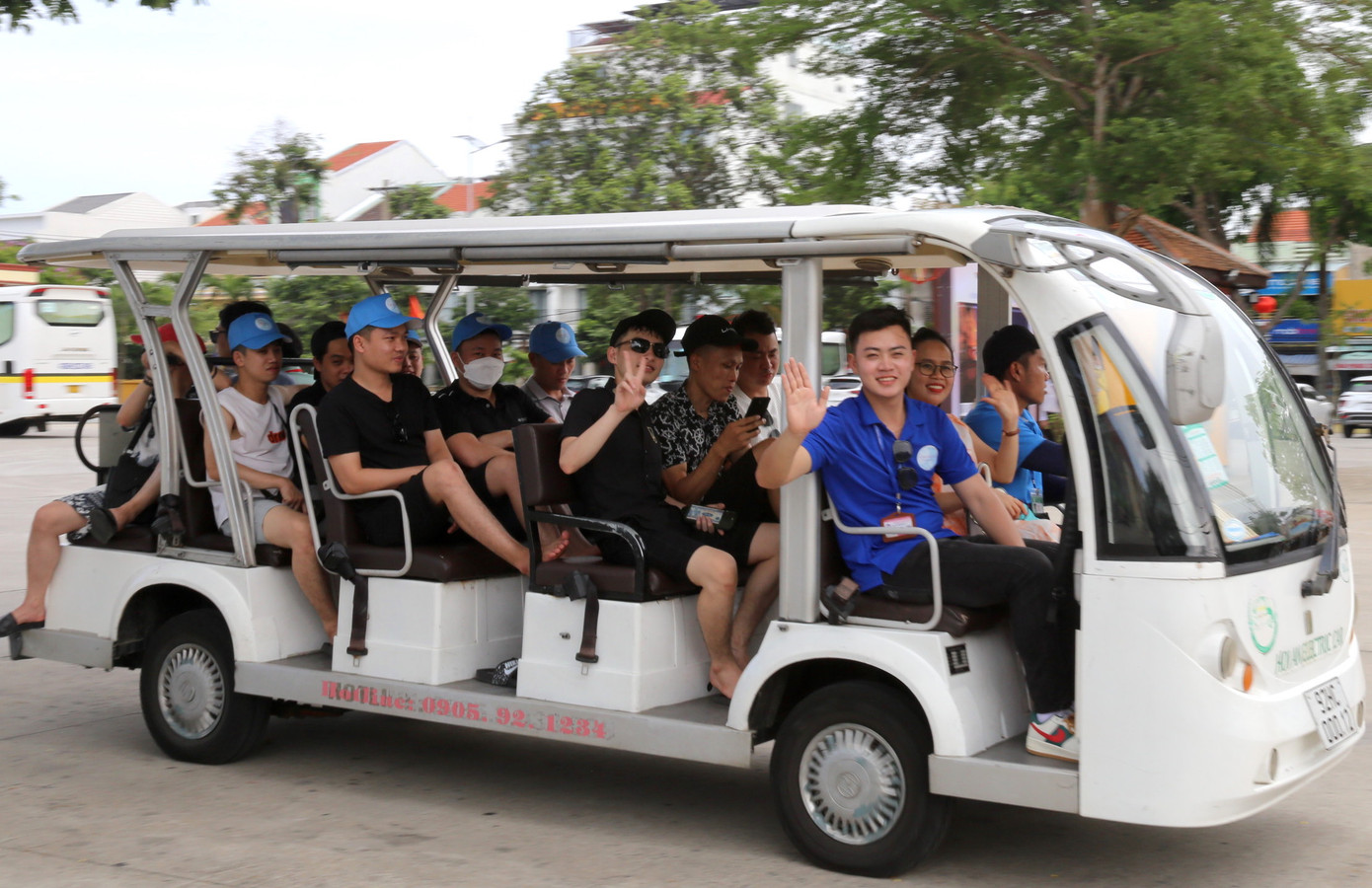 Xe điện đưa khách vào khu vực trung tâm phố cổ. Xe điện đưa khách vào khu vực trung tâm phố cổ.