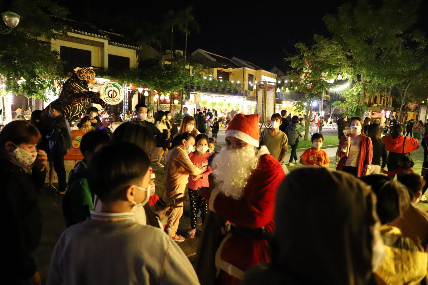 Tối 24/12, rất đông du khách có mặt ở TP Hội An trong lễ Noel đặc biệt năm nay. Tối 24/12, rất đông du khách có mặt ở TP Hội An trong lễ Noel đặc biệt năm nay.