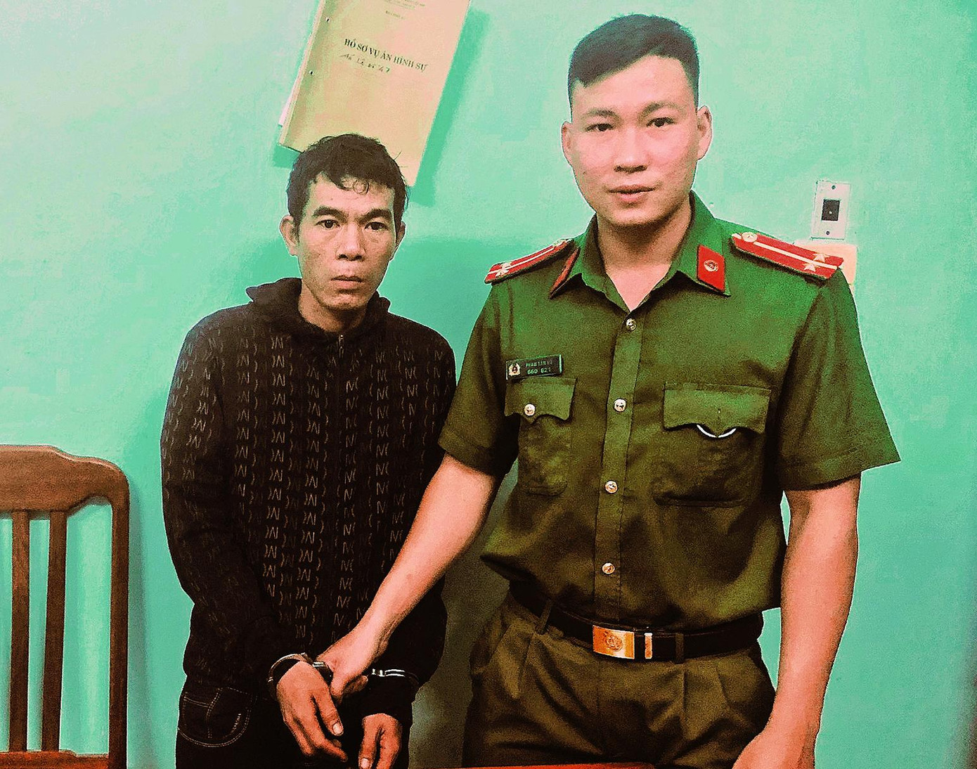 Đối tượng Võ Văn Trà bị bắt sau 3 ngày có lệnh truy nã, khi đang lẩn trốn trong bãi vàng Phước Sơn. Ảnh CA