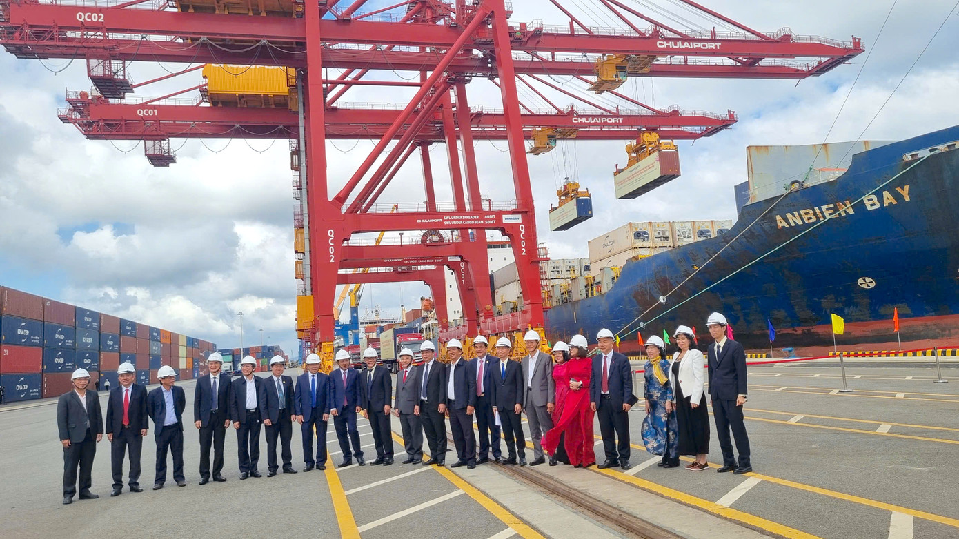 Lãnh đạo Quảng Nam tại buổi lễ khánh thành bến 5 vạn tấn Cảng quốc tế Chu Lai. Lãnh đạo Quảng Nam tại buổi lễ khánh thành bến 5 vạn tấn Cảng quốc tế Chu Lai.