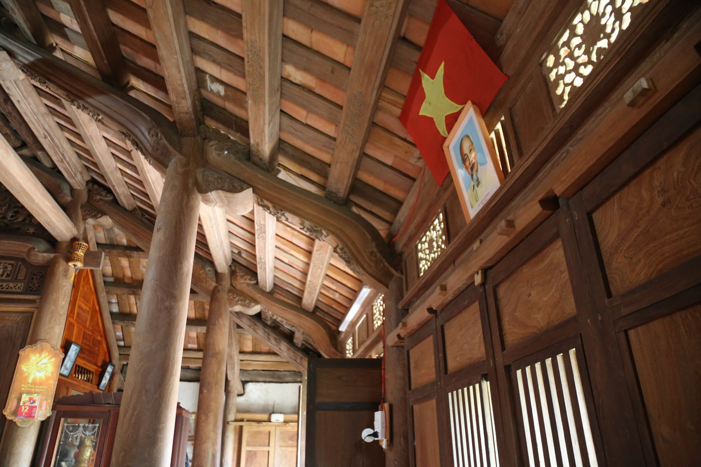 Ông Nguyễn Đình Hoan, chủ nhân đời thứ tư của ngôi nhà cho hay ngôi nhà cổ được xây năm 1850, do cụ Nguyễn Đình Hoằng để lại cho con cháu. Nhà do nhóm thợ làng mộc nổi tiếng Văn Hà (huyện Phú Ninh, Quảng Nam) xây dựng ròng rã suốt 3 năm trời