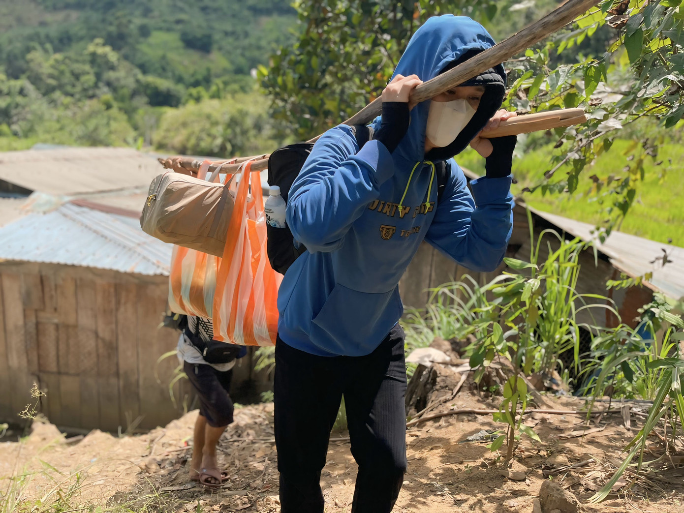 Vượt quãng đường xa hơn 100 km đường núi, các bạn trẻ có chuyến thiện nguyện đầy vất vả nhưng đáng nhớ. Từ điểm tập kết, cả nhóm phải lội bộ 2 giờ đồng hồ mới tới điểm trường thôn Tu Nấc, nơi tổ chức chương trình. Người dân lúc này cũng có mặt để hỗ trợ cả nhóm “cõng” quà lên. Vượt quãng đường xa hơn 100 km đường núi, các bạn trẻ có chuyến thiện nguyện đầy vất vả nhưng đáng nhớ. Từ điểm tập kết, cả nhóm phải lội bộ 2 giờ đồng hồ mới tới điểm trường thôn Tu Nấc, nơi tổ chức chương trình. Người dân lúc này cũng có mặt để hỗ trợ cả nhóm “cõng” quà lên.