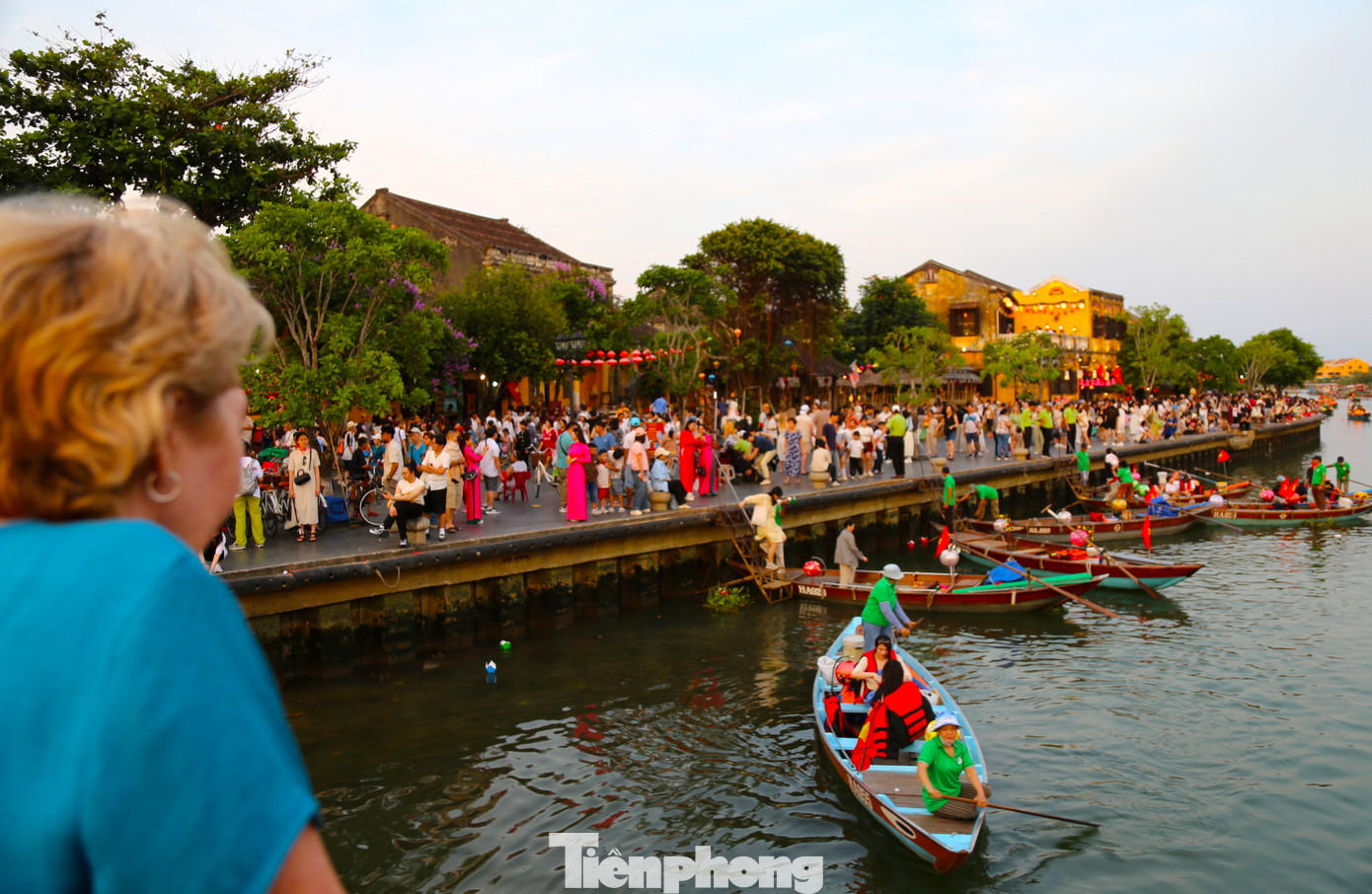 Du khách mê mẩn ngắm nhìn phố cổ lung linh khi ánh hoàng hôn rót những tia nắng vàng mật. Ảnh Hoài Văn.