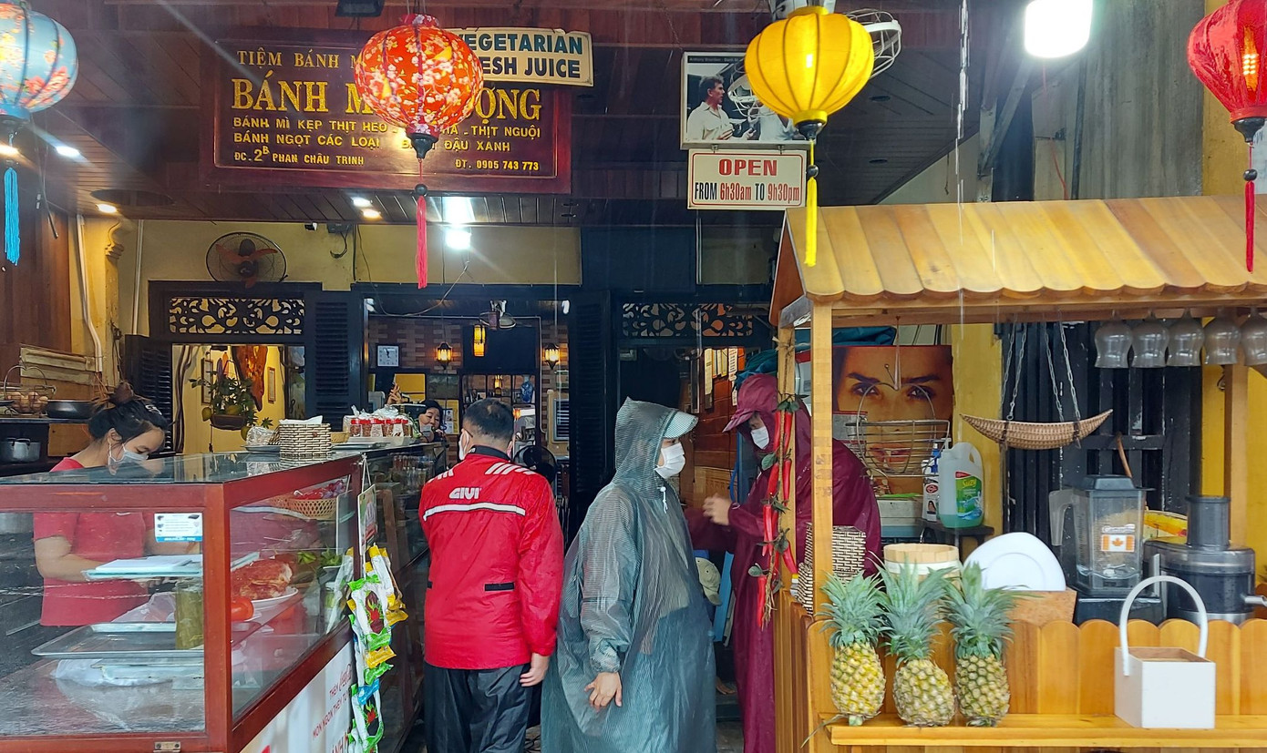 Hộ kinh doanh bánh mì Phượng 2 ở Hội An đã gây ngộ độc cho 313 người dân, du khách. Hộ kinh doanh bánh mì Phượng 2 ở Hội An đã gây ngộ độc cho 313 người dân, du khách.