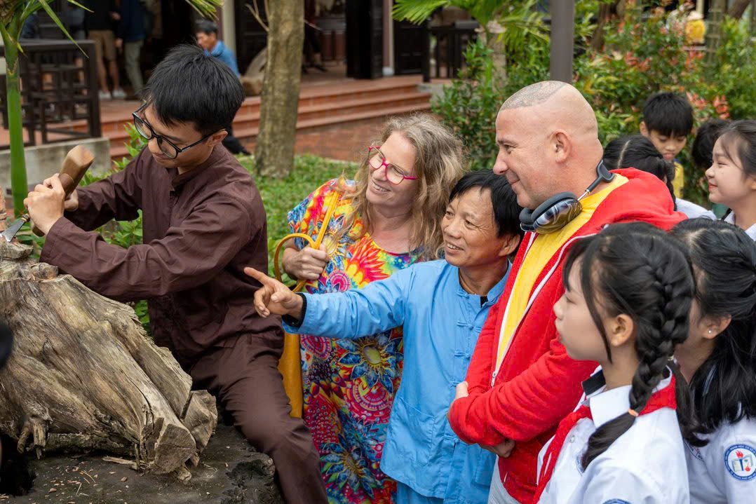 Đông đảo du khách đến tham quan làng mộc Kim Bồng và trải nghiệm các hoạt động lễ hội.