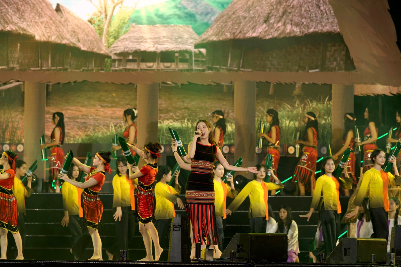 Trình diễn tiết mục văn nghệ tại đêm khai mạc.