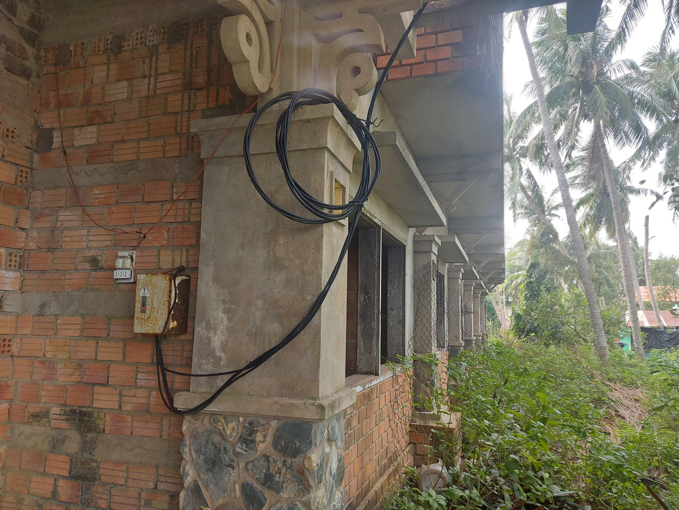 Bỏ hoang quá lâu nhiều vật dụng rỉ sét Bỏ hoang quá lâu nhiều vật dụng rỉ sét