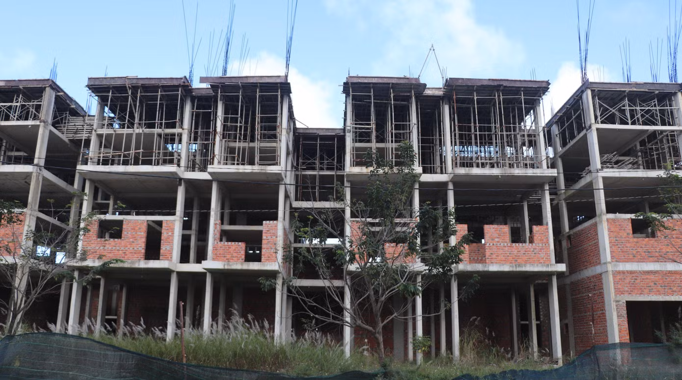 Dự án khu nhà ở dành cho người thu nhập thấp tại Khu đô thị Điện Nam - Điện Ngọc (TX Điện Bàn, Quảng Nam) xây dở dang rồi bỏ hoang nhiều năm nay.