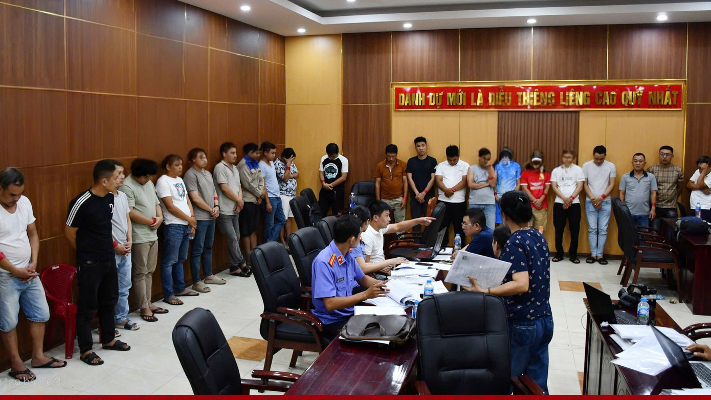 Công an Quảng Nam phối hợp phá đường dây cá độ bóng đá qua mạng hơn 350 tỷ đồng. Công an Quảng Nam phối hợp phá đường dây cá độ bóng đá qua mạng hơn 350 tỷ đồng.