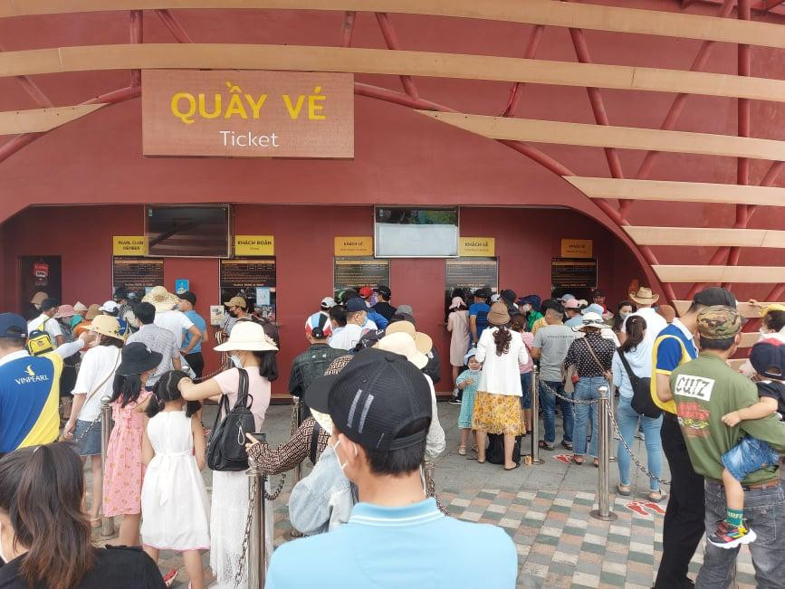 Du khách xếp hàng mua vé để vào khu du lịch Vinpearl Nam Hội An Du khách xếp hàng mua vé để vào khu du lịch Vinpearl Nam Hội An