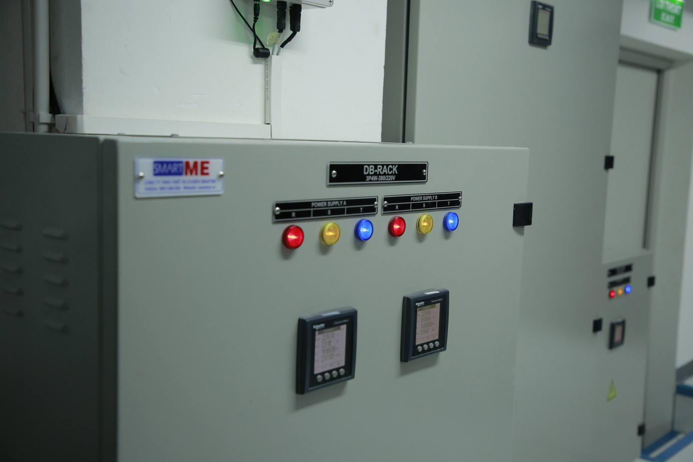 Hệ thống máy móc trang bị Trung tâm tích hợp dữ liệu. Hệ thống máy móc trang bị Trung tâm tích hợp dữ liệu.