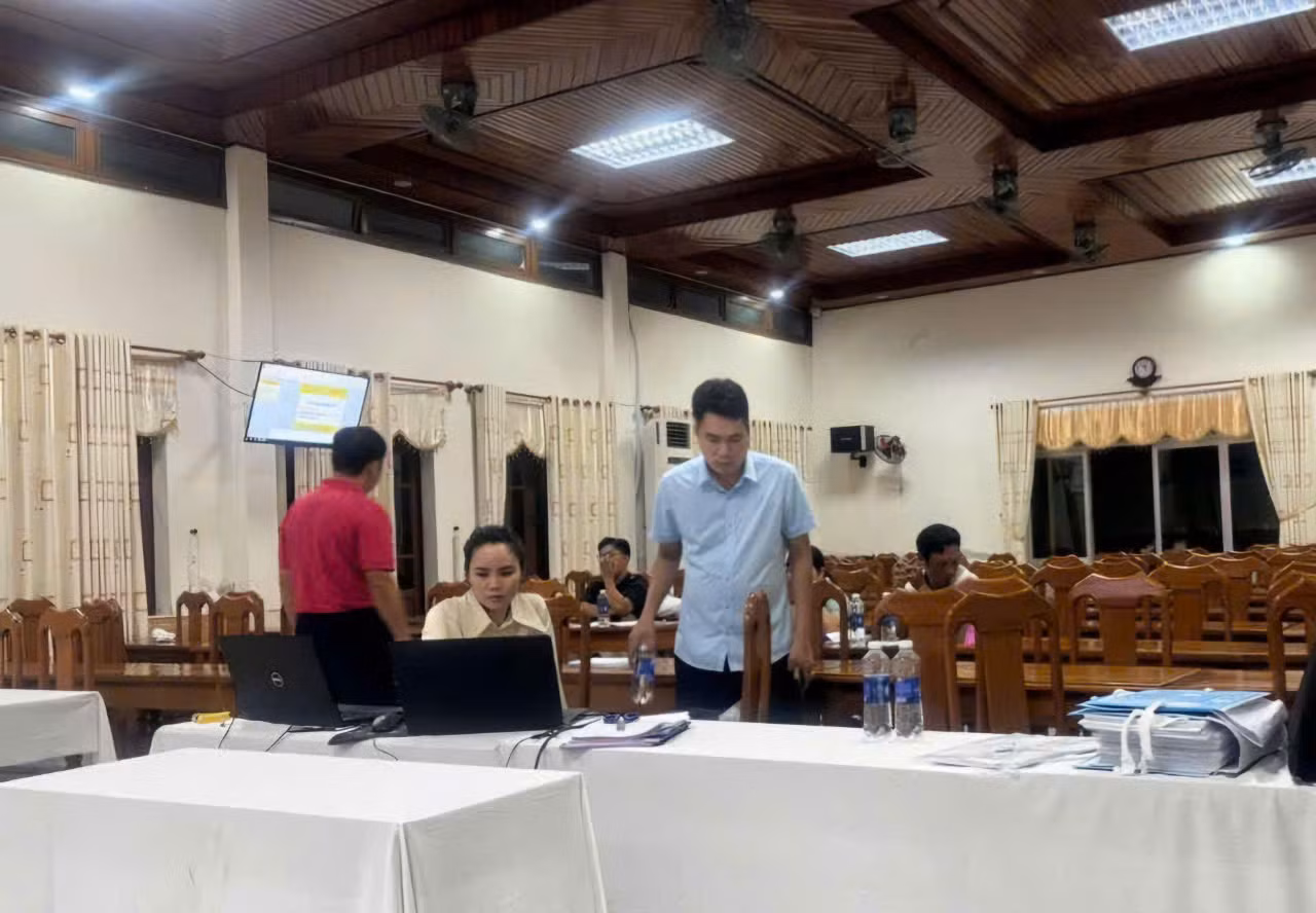 Phiên đấu giá trải qua 200 vòng đấu, đến 4h sáng hôm sau mới kết thúc.
