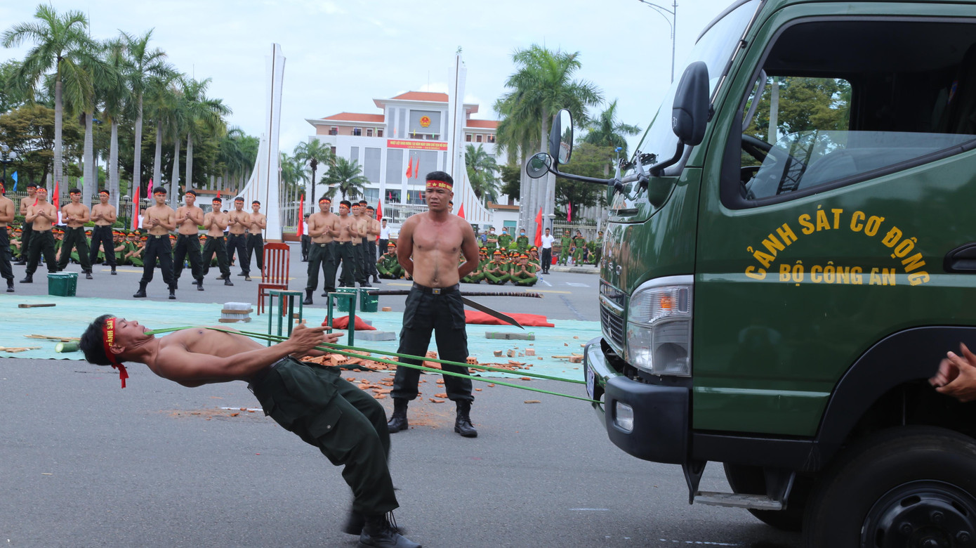 Màn trình diễn dùng miệng kéo xe tải trọng nặng.