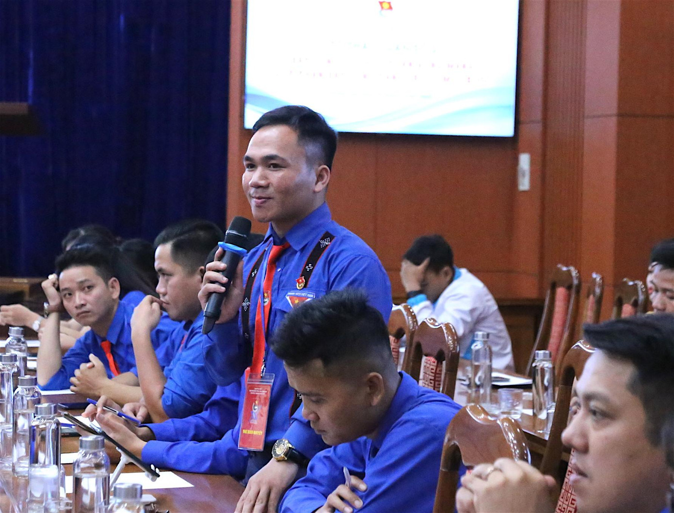 Ríah Dung - Bí thư Đoàn xã Gari, huyện Tây Giang phât biểu Ríah Dung - Bí thư Đoàn xã Gari, huyện Tây Giang phât biểu