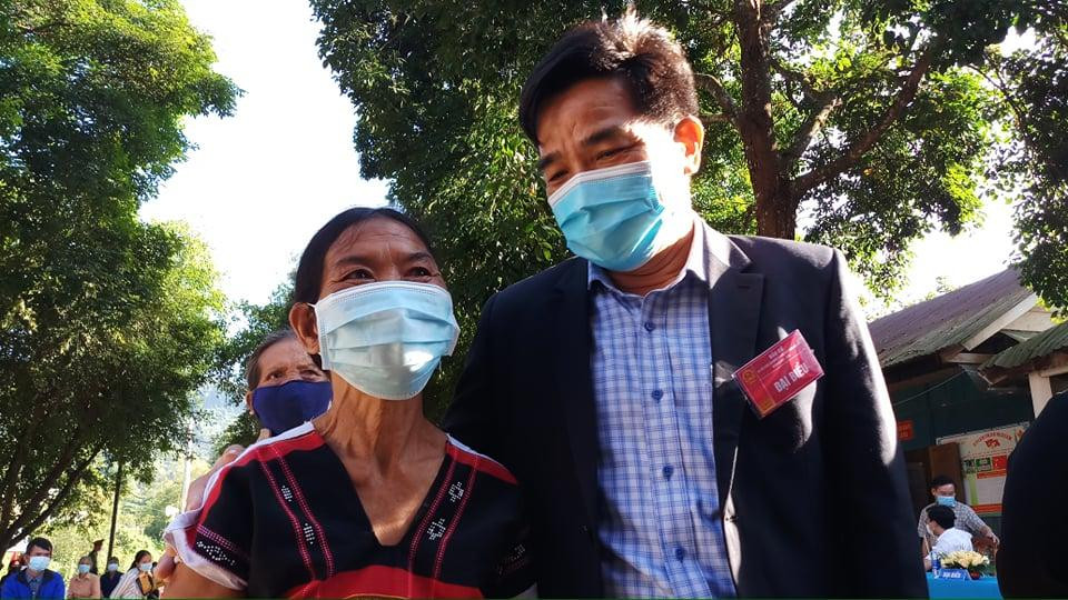 Phó Bí thư Tỉnh uỷ Quảng Nam Lê Văn Dũng cùng người dân tại điểm bầu cử xã La Dêê.