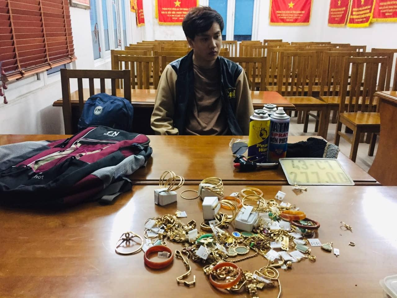 Đối tượng Trần Nhật Minh cùng tang vật vụ việc. Ảnh CA Đối tượng Trần Nhật Minh cùng tang vật vụ việc. Ảnh CA