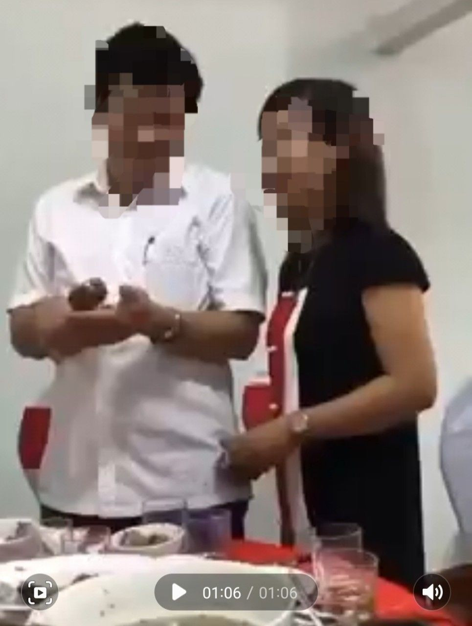 Hình ảnh cô gái đứng hát bài chòi trong bữa nhậu phản cảm được cho là cán bộ của Trung tâm VH-TT & TT-TH thành phố Hội An. Ảnh cắt từ clip Hình ảnh cô gái đứng hát bài chòi trong bữa nhậu phản cảm được cho là cán bộ của Trung tâm VH-TT & TT-TH thành phố Hội An. Ảnh cắt từ clip