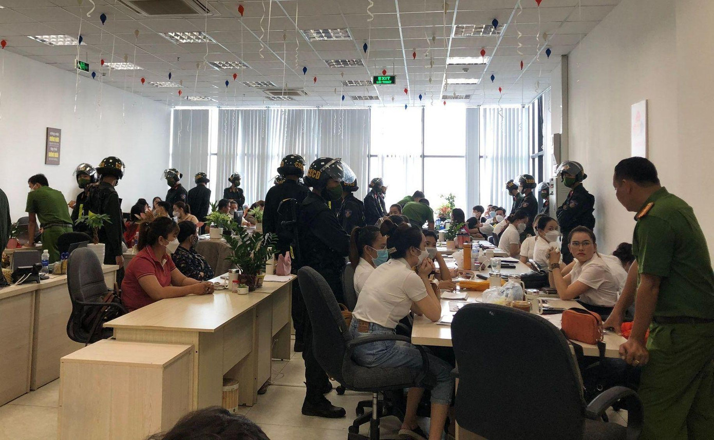 Công an kiểm tra hành chính tại Công ty Tài chính TNHH MTV Mirae Asset Việt Nam, trụ sở tại phường An Phú, TP. Tam Kỳ, Quảng Nam. Ảnh CA