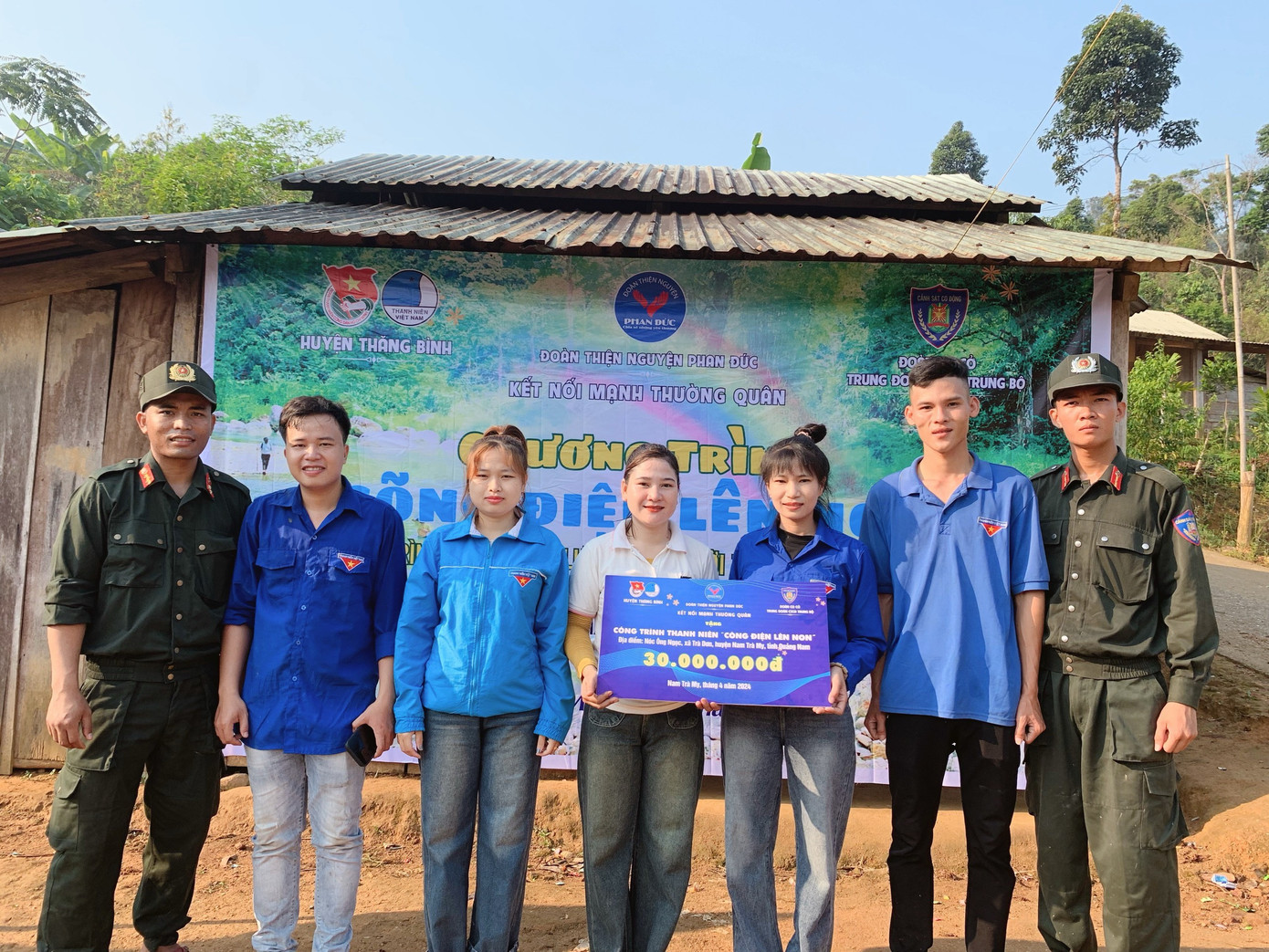 Tuổi trẻ cùng góp sức tình nguyện. Tuổi trẻ cùng góp sức tình nguyện.