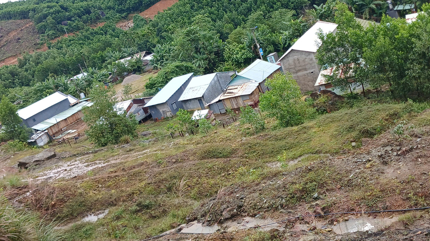 Nhiều hộ dân sống dưới chân đồi Nà Nổ lo sợ sạt lở. Nhiều hộ dân sống dưới chân đồi Nà Nổ lo sợ sạt lở.