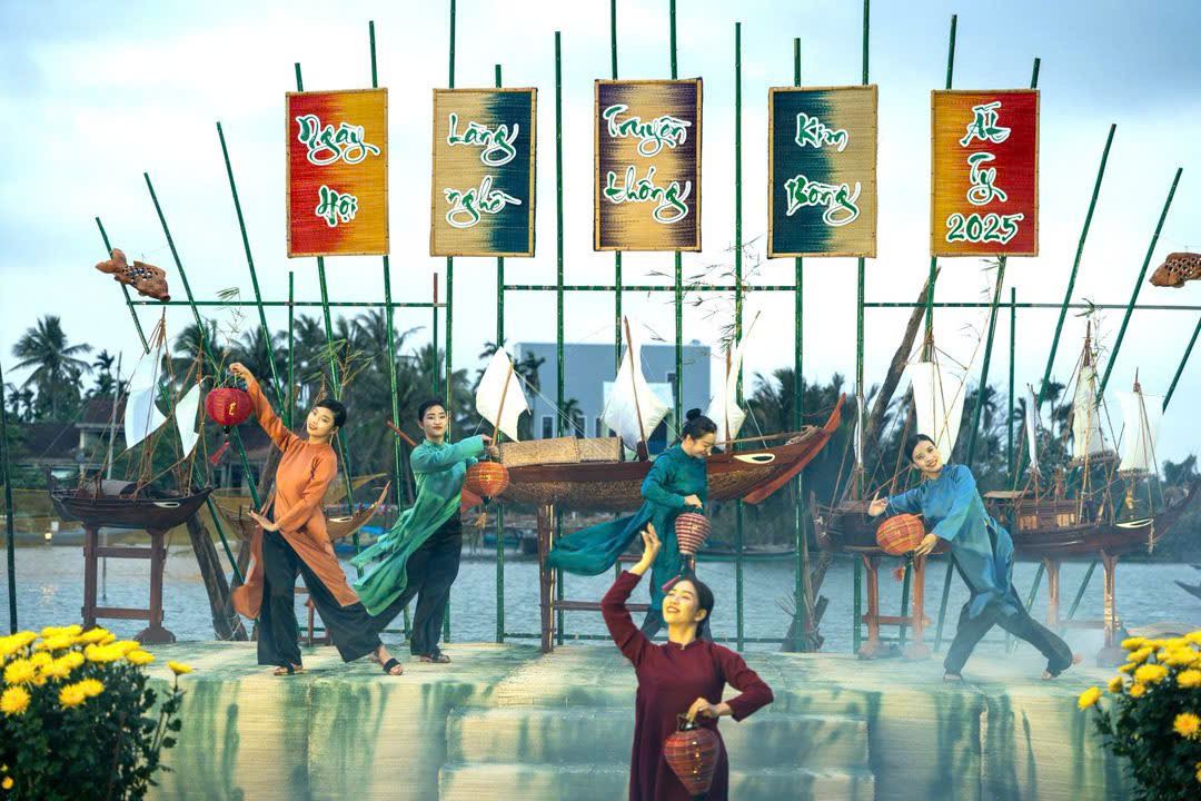 Nhằm bày tỏ lòng thành kính với các bậc tiền nhân, tạo cơ hội để người dân giao lưu, gặp gỡ nhau, vào mỗi tháng Giêng âm lịch hàng năm, xã Cẩm Kim tổ chức “Lễ tế Tiền hiền và Ngày hội làng nghề truyền thống Kim Bồng”.