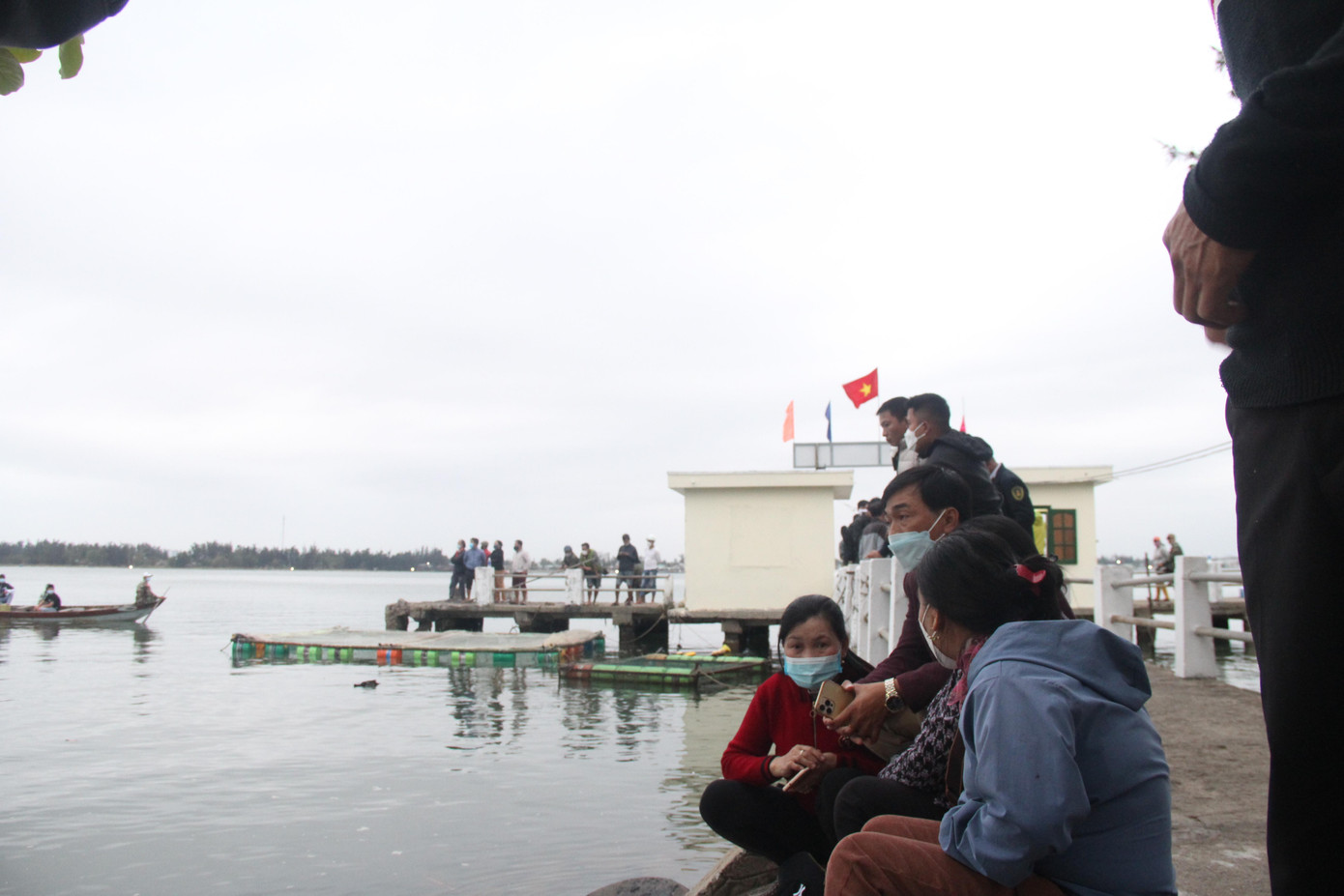 Hiện trường vụ chìm ca nô du lịch - Ảnh Hoài Văn Hiện trường vụ chìm ca nô du lịch - Ảnh Hoài Văn