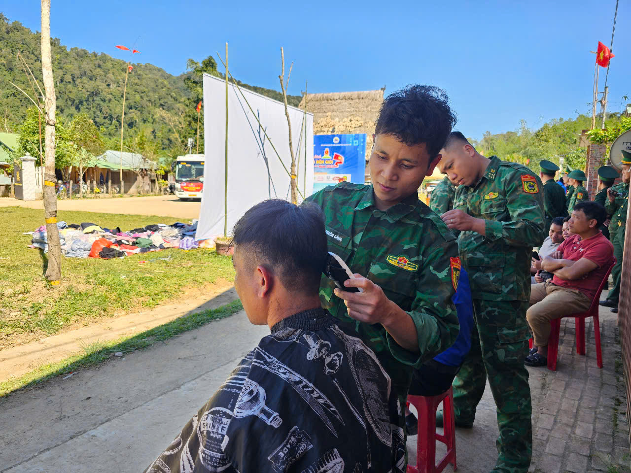 Chương trình Tháng Ba biên giới diễn ra tại xã vùng cao A Tiêng, huyện Tây Giang, tỉnh Quảng Nam với nhiều hoạt động ý nghĩa. Chương trình Tháng Ba biên giới diễn ra tại xã vùng cao A Tiêng, huyện Tây Giang, tỉnh Quảng Nam với nhiều hoạt động ý nghĩa.