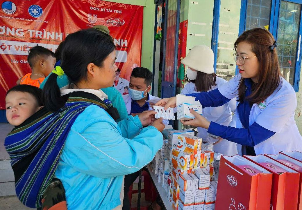 Khám bệnh, phát thuốc miễn phí cho bà con. Khám bệnh, phát thuốc miễn phí cho bà con.