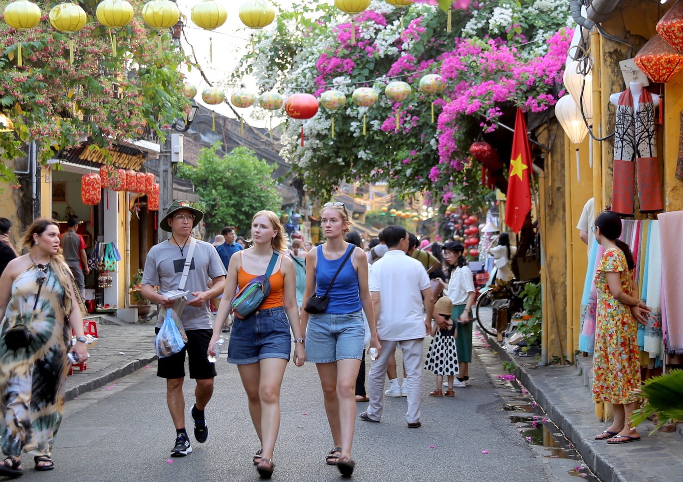 Ngày đầu nghỉ lễ phố cổ Hội An khá thưa khách. Ảnh: Hoài Văn.